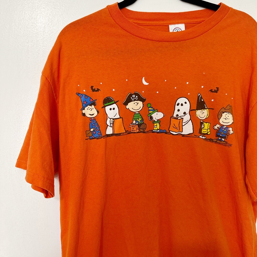 Vintage orange Peanuts Halloween graphic tee Size Large
